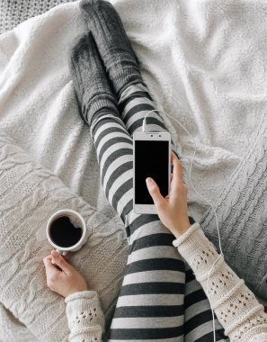 genç kadın içme kahve ve onay telefon