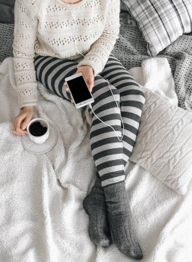 genç kadın içme kahve ve onay telefon