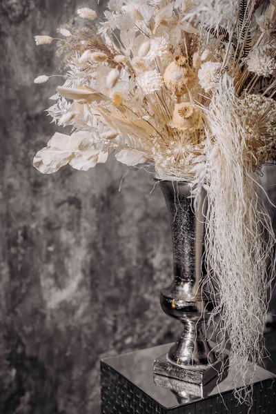 Flores decorativas de madeira morta vaso espelho stand cinza Imagens Royalty-Free