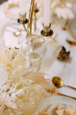 Masa takımı bej arka plan çatal bıçak takımı şamdan restoran lüksü