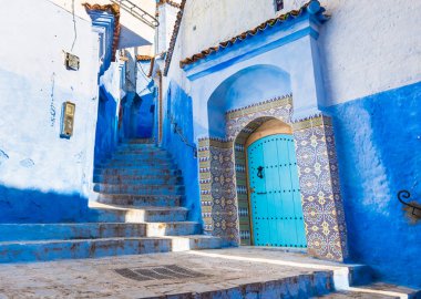 Şef Chaouen şehrinin geleneksel mavi kapısı Fas 'ta güzel bir ışıkla