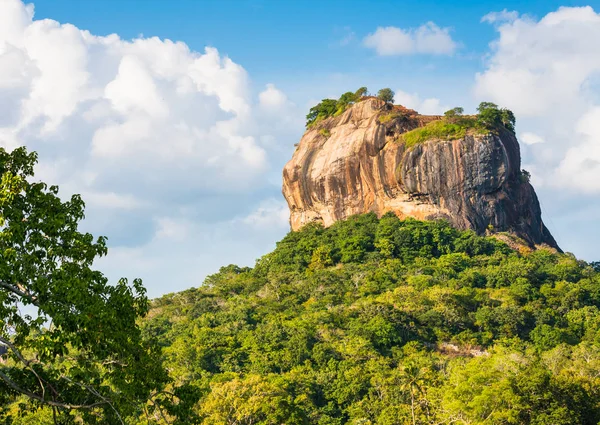 Sogoriya Rock au Sri Lanka gros plan avec ciel dramatique — Photo