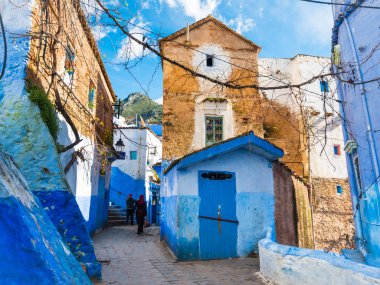 Güneşli bir günde Fas 'ta Şef' in mavi şehrinin evleri ve duvarları
