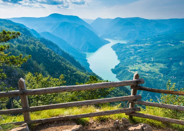 Point de vue du parc national Tara avec montagnes et lac pittoresque en Serbie — Photo