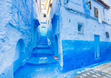 Chefchaouen, Fas 'ta merdivenli ve kemerli mavi cadde