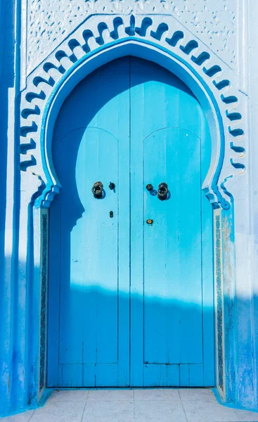 전통적 인 장식물들이 있는 샤푸 앙 마을의 푸른 색 모로코 문 — 스톡 사진