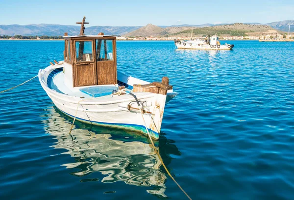 Velhos barcos de pesca nas águas calmas do mar Mediterrâneo — Fotografia de Stock