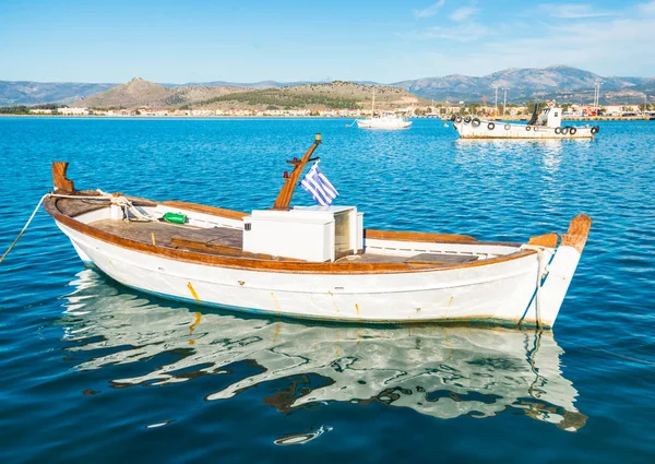 Barco de pesca branco com bandeira grega no porto de Naflpio, na Grécia — Fotografia de Stock