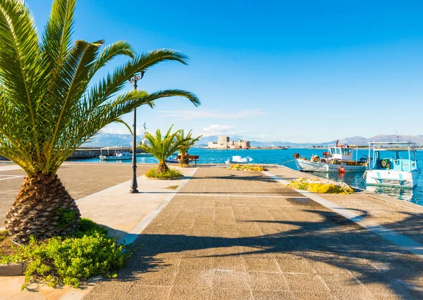 Nafplio stad strandpromenad med Bourtzi slott på bakgrunden i Grekland — Stockfoto