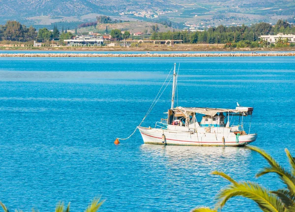 Vit båt i hamnen med lugnt blått vatten — Stockfoto