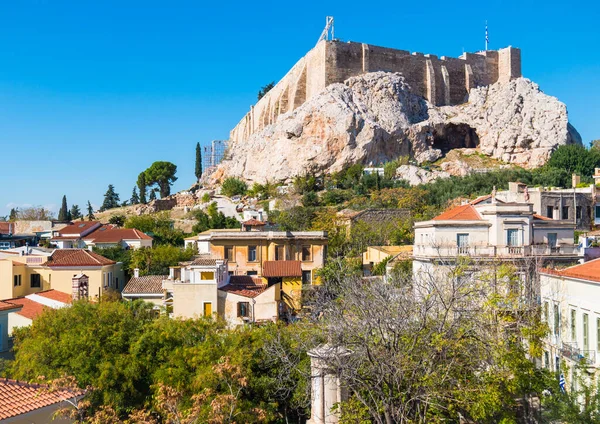 Pohled na Akropolis v Aténách s barevnými střechami měst v Řecku — Stock fotografie