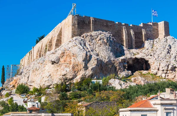 Acrópole de paredes de Atenas na rocha alta em Greece em um dia ensolarado — Fotografia de Stock