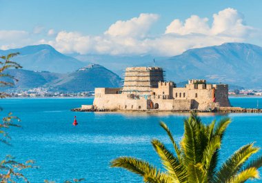 Yunanistan 'ın Nafplio kenti yakınlarındaki limandaki Bourtzi kalesi 