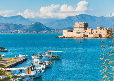Nafplio kenti Yunanistan 'daki küçük adada beyaz tekneler ve Bourtzi şatosuyla geziniyor