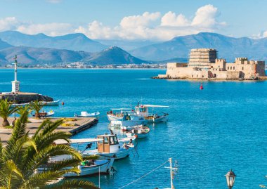 Nafplio kasabasındaki ünlü Bortzi şatosu Yunanistan 'da güzel deniz gezinti güvertesi
