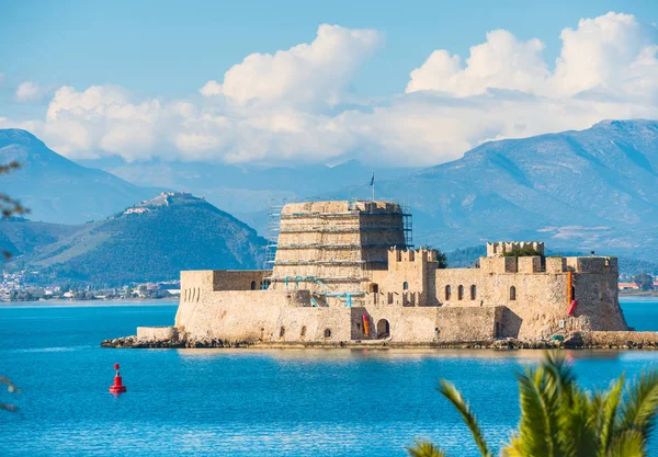 Bourtzi castelo vista sobre a pequena ilha perto da cidade de Nafplio, na Grécia — Fotografia de Stock