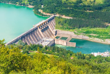 Sırbistan 'daki Perucac Gölü Barajı yukarıdan görünüyor