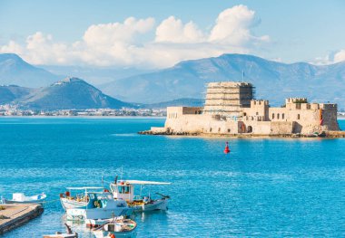 Yunanistan 'ın Nafplio kenti yakınlarındaki limandaki küçük adada bulunan Bourtzi şatosu