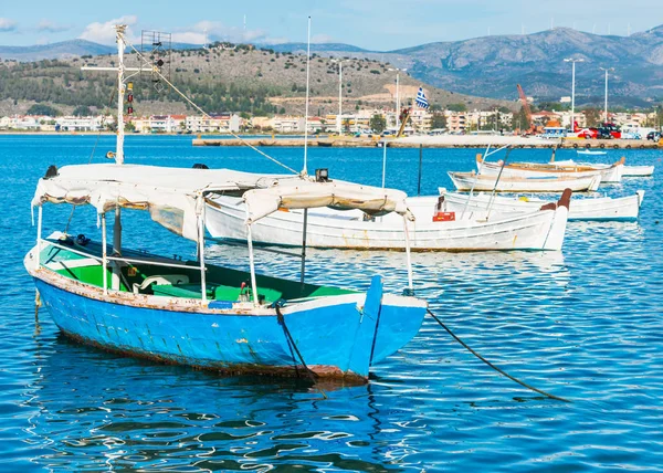 Gamla fiskebåtar i hamnen i Nafplio stad i Grekland — Stockfoto