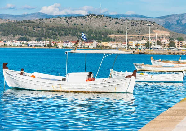 Barcos brancos com bandeira grega atracados no porto da cidade de Nafplio — Fotografia de Stock