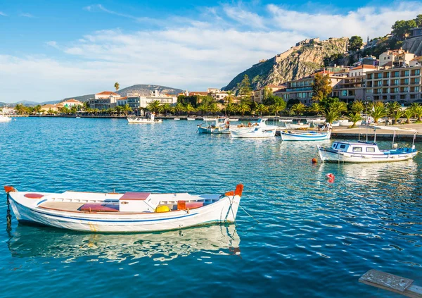 Barcos brilhantes no porto da cidade de Nafplio, na Grécia, com passeio marítimo e fortaleza na colina — Fotografia de Stock