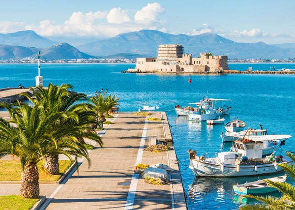 Paseo marítimo de la ciudad de Nafplio y fortaleza de Bourtzi en la isla pequeña en Grecia — Foto de Stock