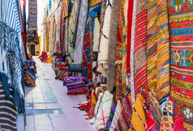 Essaouira, Fas sokaklarında satılık geleneksel süsleri olan Fas halıları.