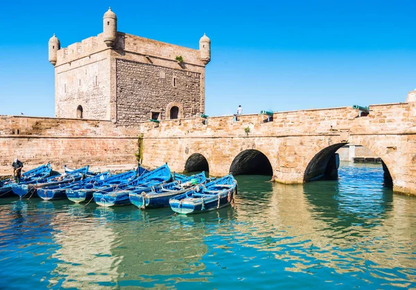 Forte de Essaouira em Marrocos com barcos azuis tradicionais na água — Fotografia de Stock