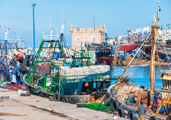 Port of Essaouira med stora fiskebåtar och fort på bakgrunden i Marocko — Stockfoto