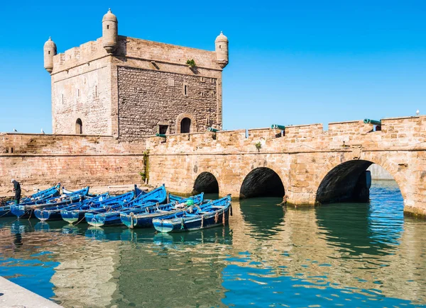 Berömd Essaouira fästning i Marocko med blå fiskebåtar — Stockfoto
