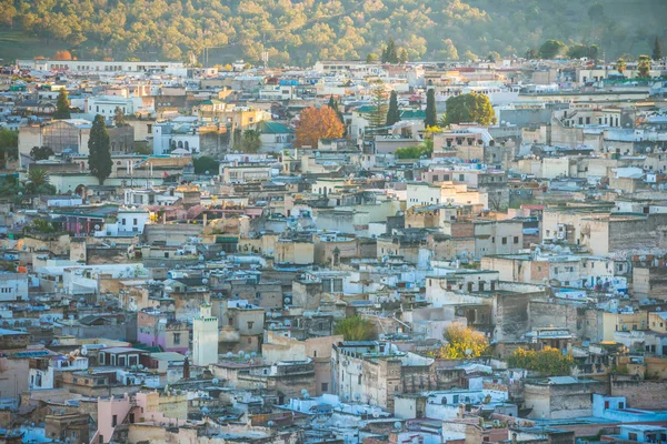 Pohled shora na Fez medina v Maroku - největší medina na světě — Stock fotografie