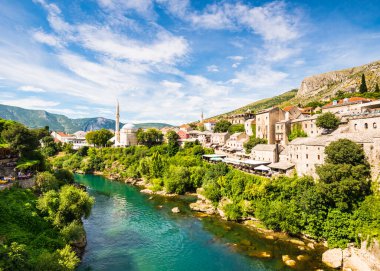 Bosna-Hersek 'te taş evler ve camilerle Neretva nehrinin kıyısındaki Mostar kenti