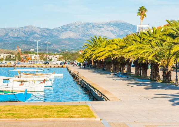 Passeio marítimo de Nafplio com palmeiras e barcos de pesca na água na Grécia — Fotografia de Stock