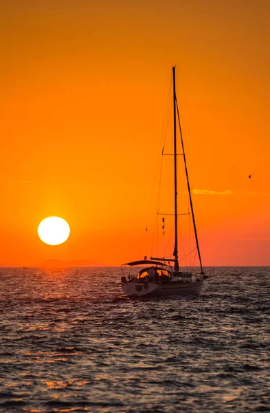 Sunset sylwetka jachtu w morzu z zachodzącym słońcem i pomarańczowym niebem w Chorwacji pionowe — Zdjęcie stockowe