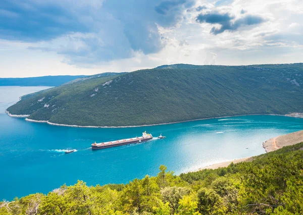 Lastkähne und Begleitboote fahren durch die plomin-Bucht in Istrien, Kroatien — Stockfoto