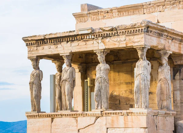 Templo de Erechtheion em Acropolis de Atenas em Greece close acima com Caryatids — Fotografia de Stock