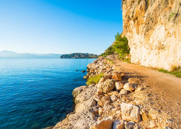 Wanderweg entlang der Meeresküste mit überhängenden Felsklippen auf der Halbinsel Peloponnes, Griechenland — Stockfoto