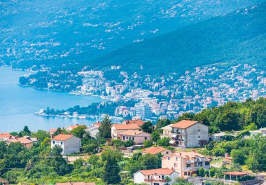 Hırvatistan 'ın Opatija kenti, güneşli bir günde Kvarner körfezinin mavi suyuyla yukarıdan görülüyor