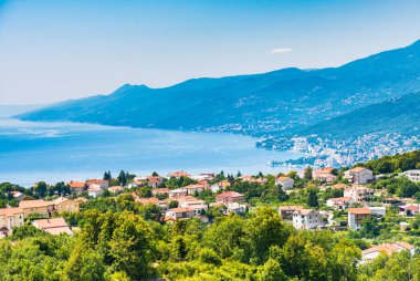 Hırvatistan 'da tepeler ve mavi suyla Opatija riviera ve Kvarner körfezi yukarıdan görülüyor