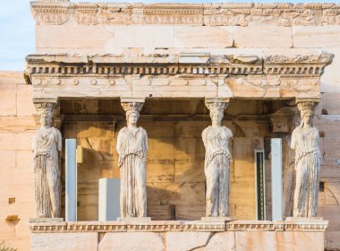 Yunanistan 'ın Akropolis kentindeki antik Echtheion tapınağındaki sütun heykelleri
