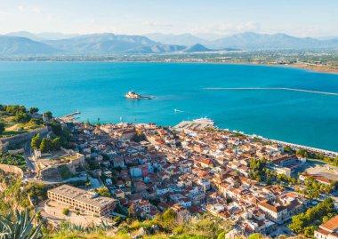 Yunanistan 'ın Nafplio kenti gün batımında Bourtzi şatosuyla yukarıdan görülüyor