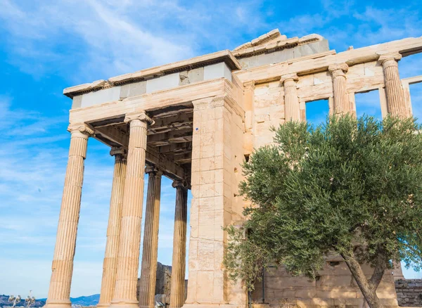 Starověké zdi a sloupy chrámu Erechtheion v Aténách Akropolis v Řecku — Stock fotografie