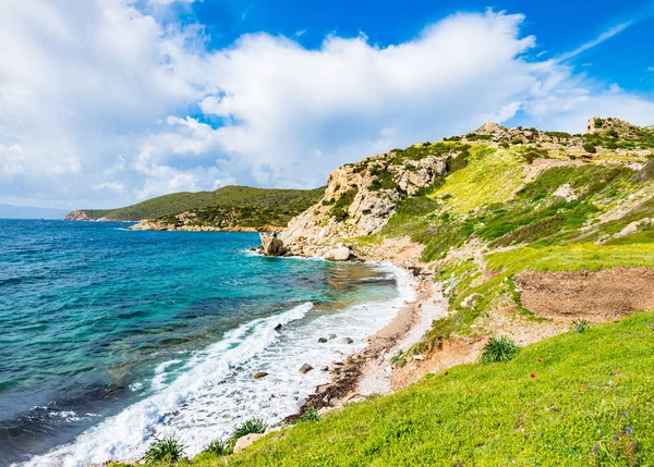 Türkische Küste mit felsigen Klippen und blauem Meer auf der Datca-Halbinsel — Stockfoto