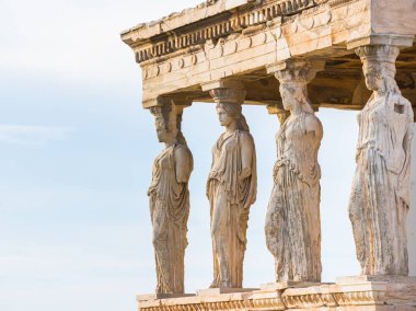 Yunanistan 'ın Akropolis kentindeki Erekteyon tapınağının sütunları olarak sütun heykeller