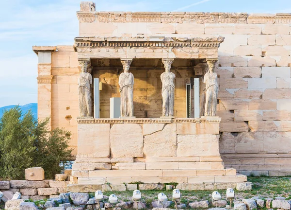 Świątynia Erechtheion z gankiem Caryatides w Akropolu Aten w Grecji — Zdjęcie stockowe