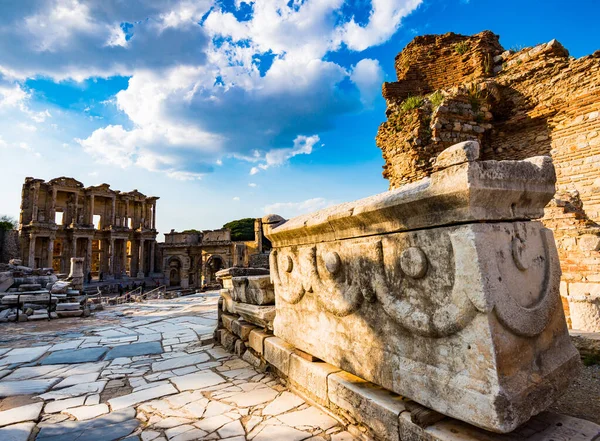 Αρχαία σαρκοφάγος και Βιβλιοθήκη του Σέλσου στην αρχαία πόλη της Εφέσου στην Τουρκία — Φωτογραφία Αρχείου