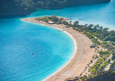 Türkiye 'de Oludeniz plaj manzarası yakından görülüyor