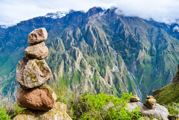 ปิรามิดของหินสมดุลกับพื้นหลังภูเขาในหุบเขา Colca ในเปรู — ภาพถ่ายสต็อก