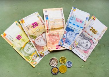 Peru tabanları açık yeşil zemin üzerinde para ve banknotlar