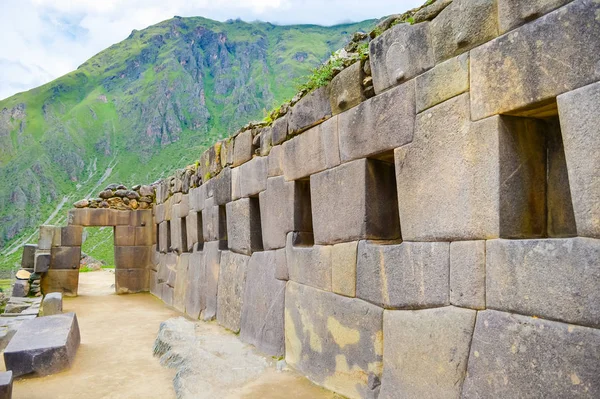 古代の壁とペルーのOllantaytambo荒廃した町のアーチ — ストック写真